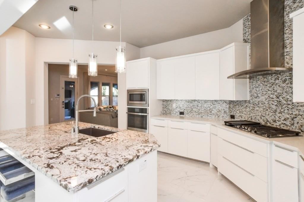 3736 Greenbrier Dr - Photo 4 of 39