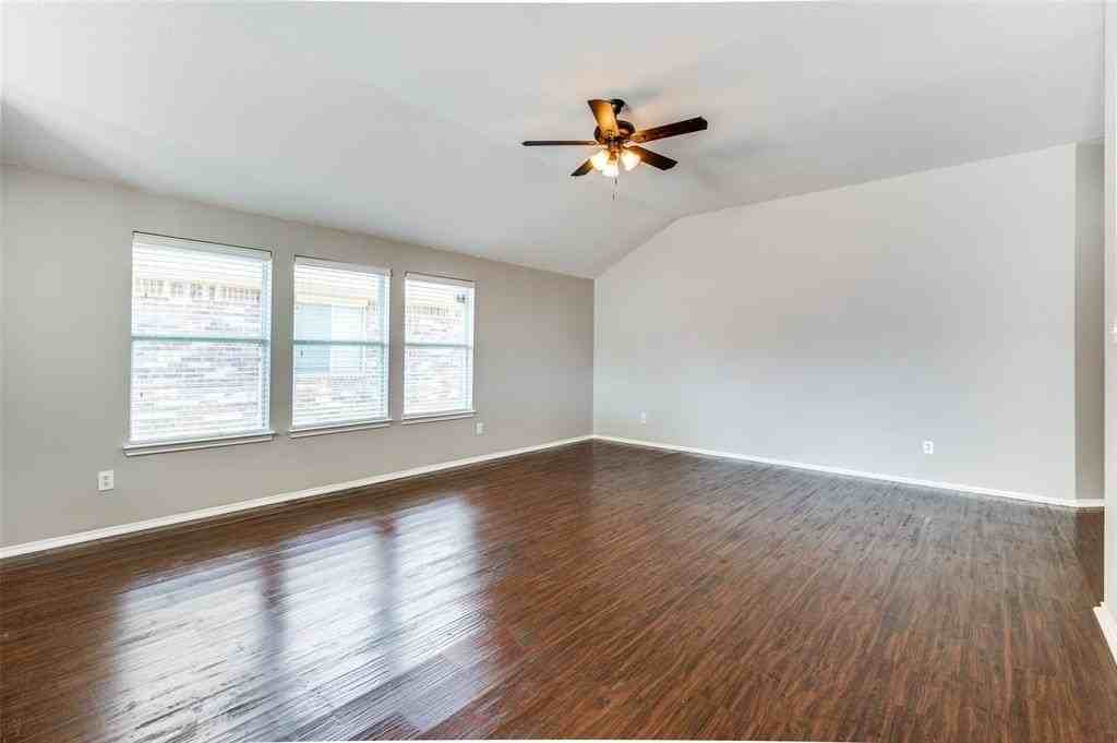 220 Stampede St - Photo 4 of 16