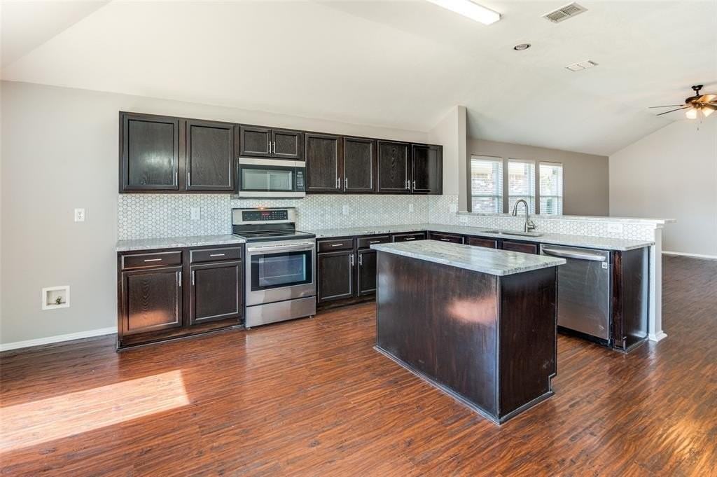 220 Stampede St - Photo 7 of 16