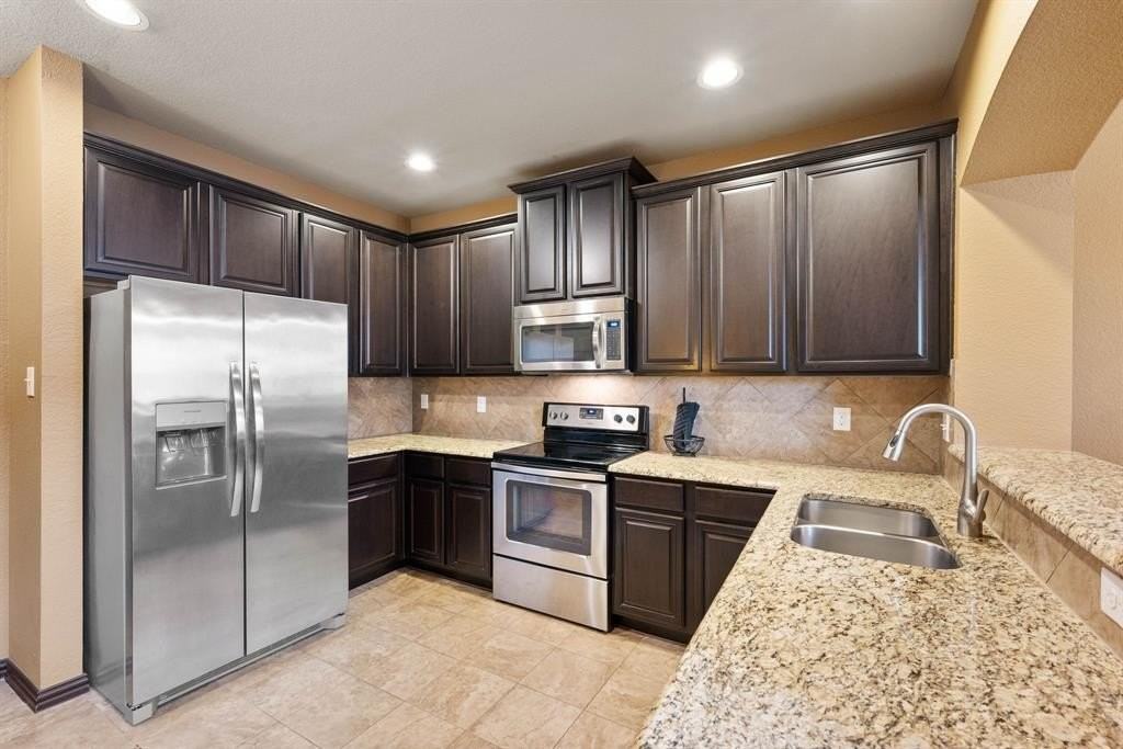 6928 Carrington Ln - Photo 7 of 20