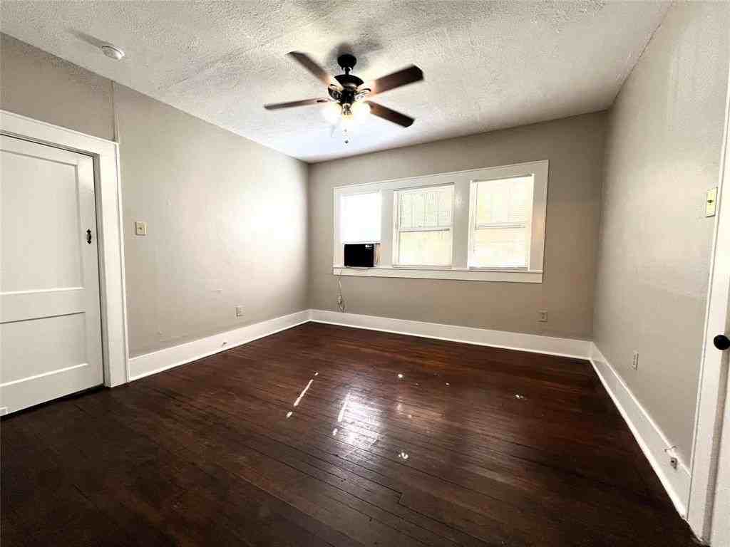 821 W Hickory St - Photo 3 of 8