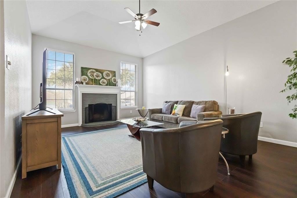 425 Kelley Ct - Photo 3 of 21