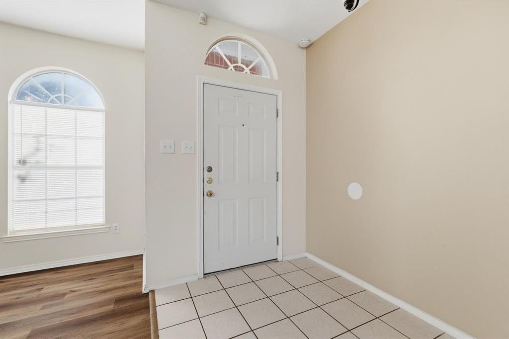 1048 Harriman Dr - Photo 3 of 22