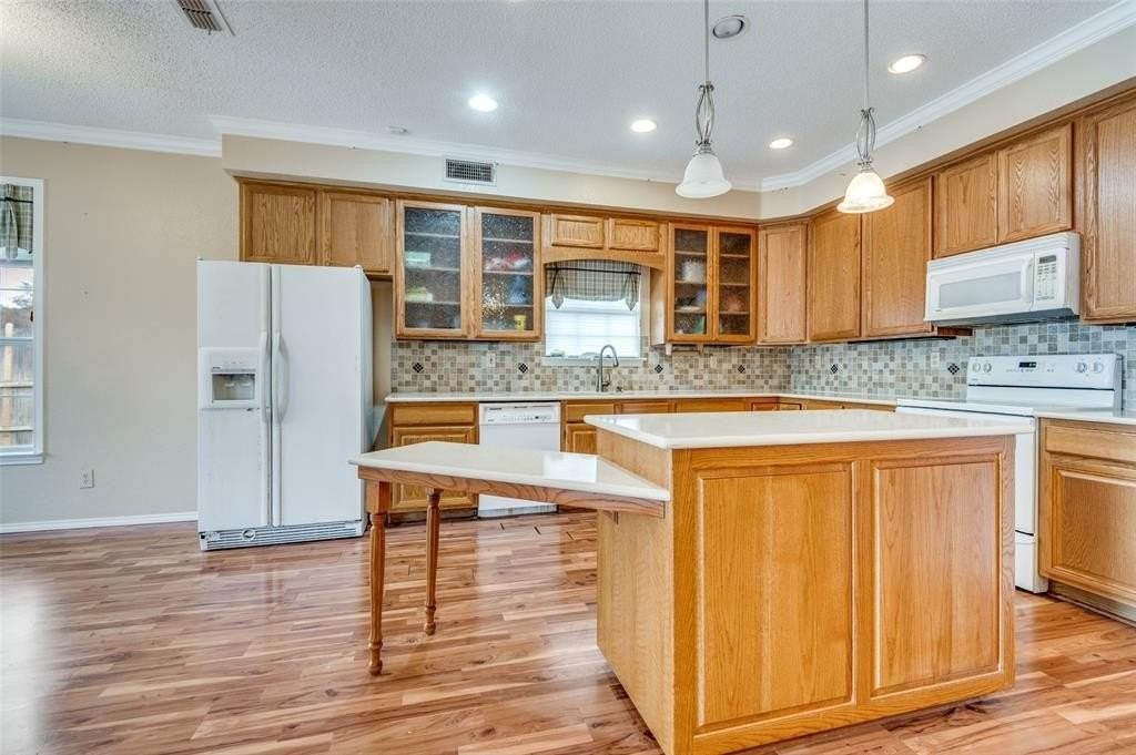 1400 Endicott Dr - Photo 7 of 25