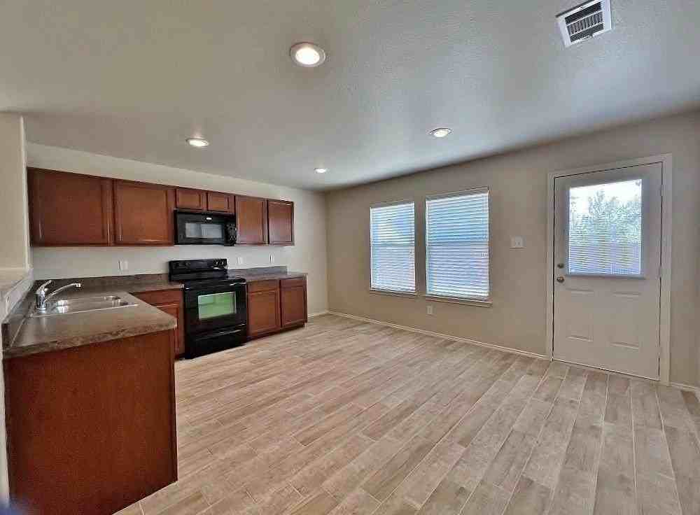 2432 Clairborne Dr - Photo 6 of 17