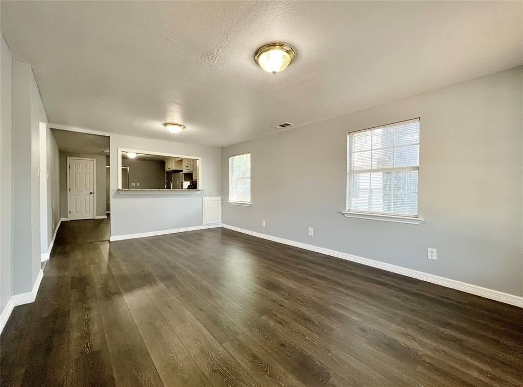 2625 E 12th St - Photo 4 of 15