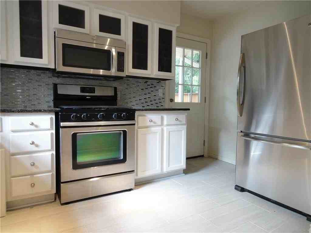 6259 Kenwood Ave - Photo 4 of 15