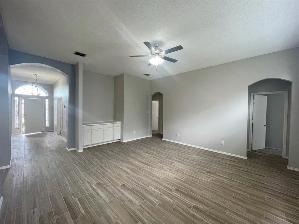 7709 Amsterdam Ln - Photo 4 of 15