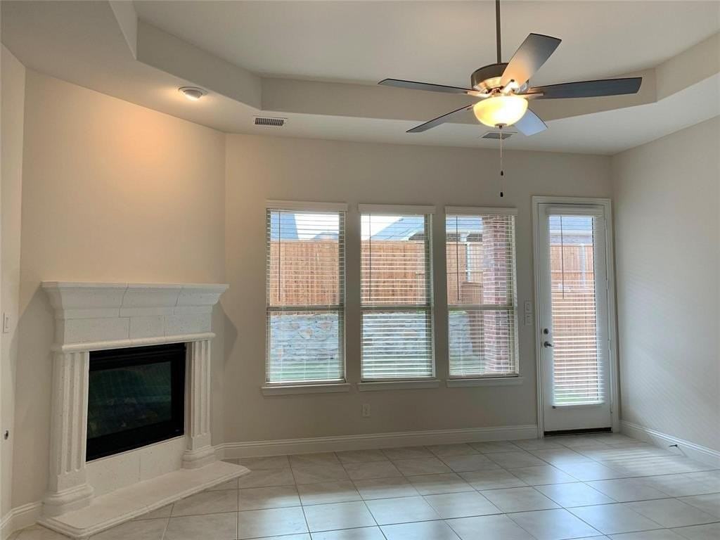 822 Susan St - Photo 5 of 20