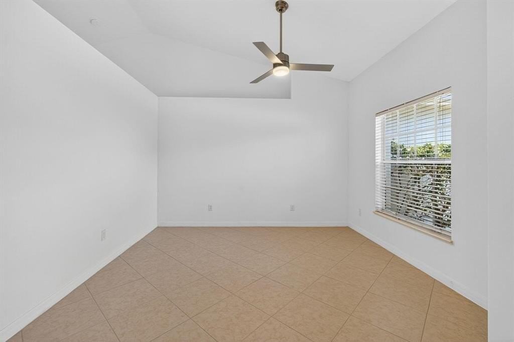 538 Sw Nadell Ave - Photo 6 of 14