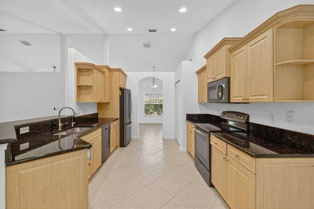 538 Sw Nadell Ave - Photo 7 of 14