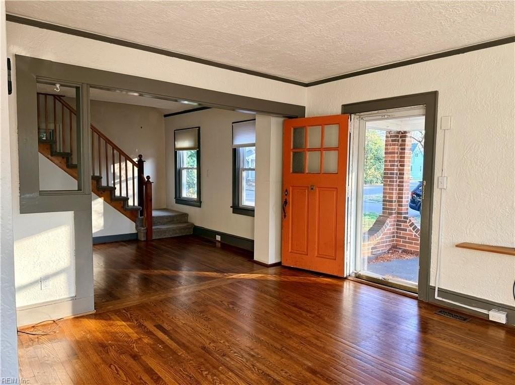 1022 Green St - Photo 5 of 26