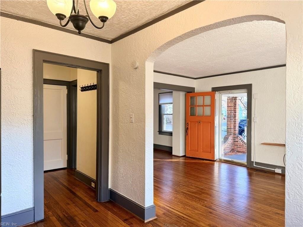 1022 Green St - Photo 6 of 26