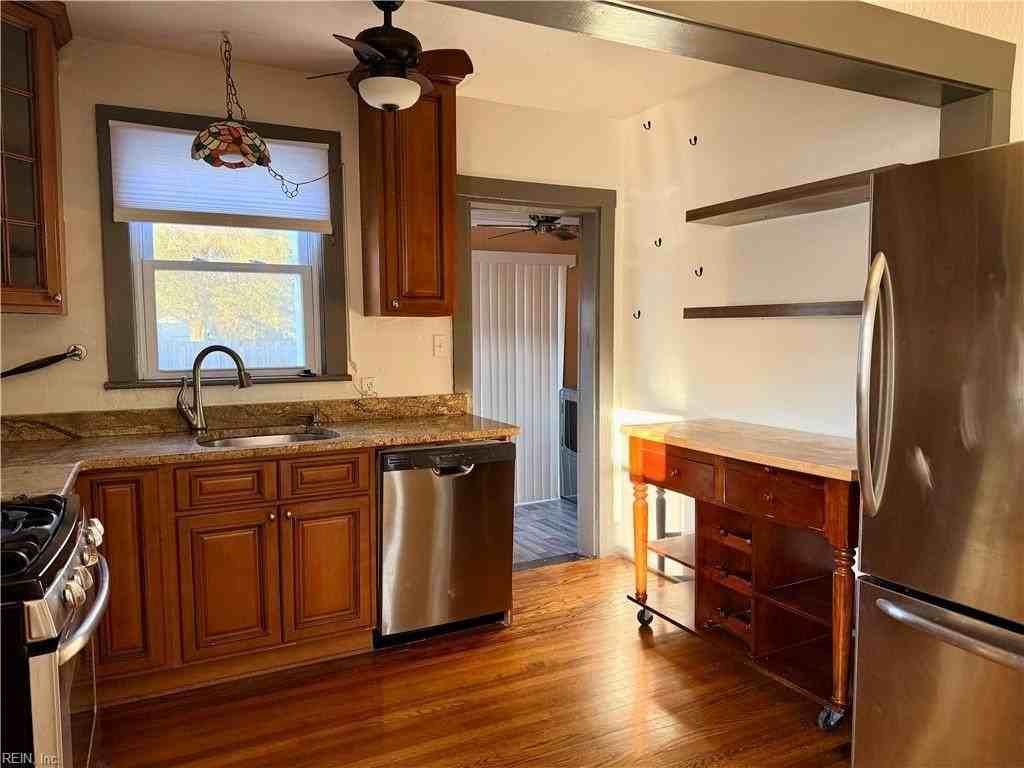 1022 Green St - Photo 7 of 26