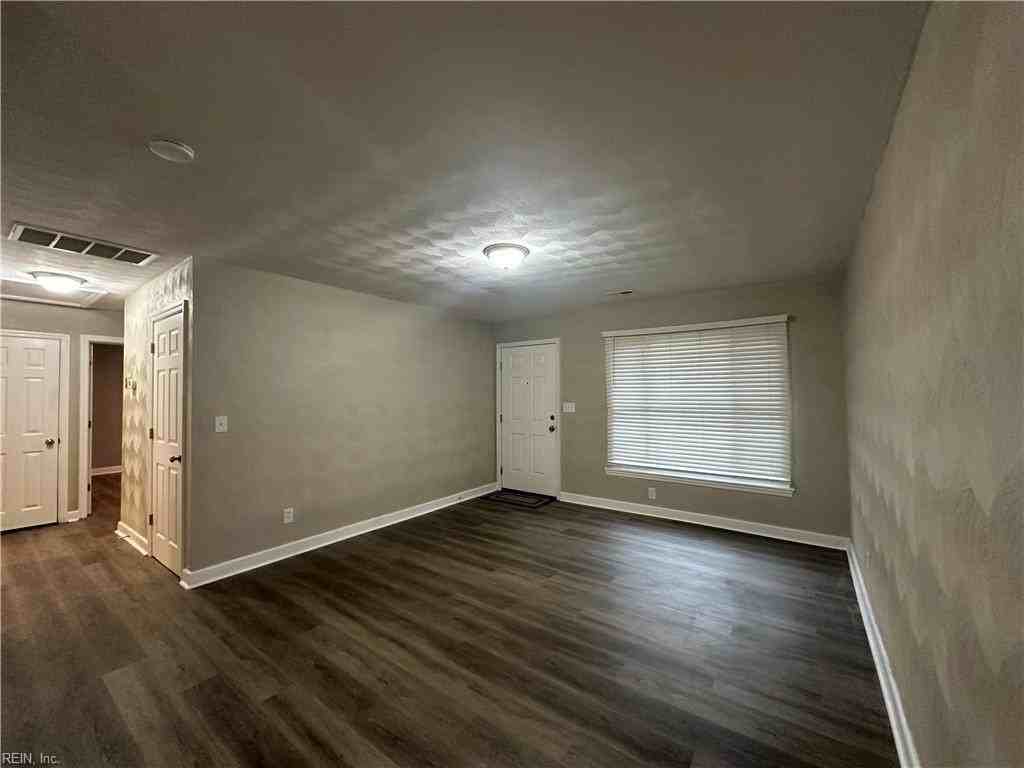 1329 Pineview Ave - Photo 4 of 33