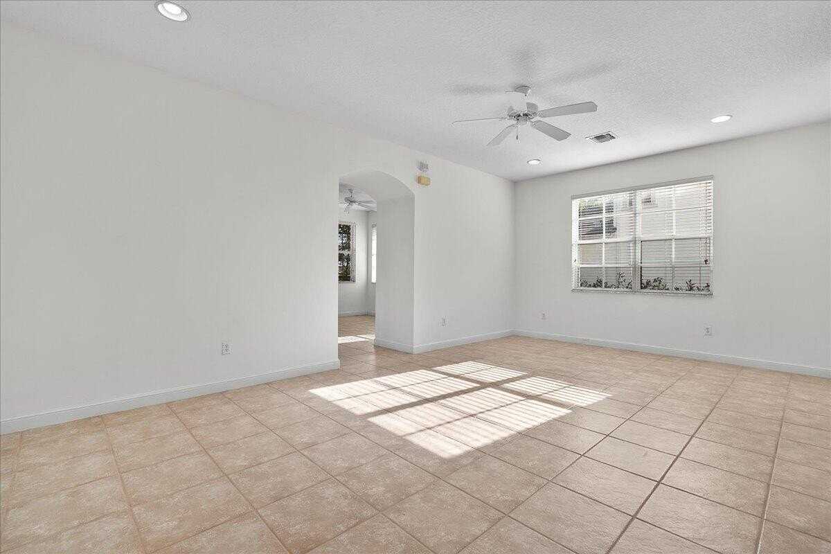 556 Tomahawk Ct - Photo 2 of 50