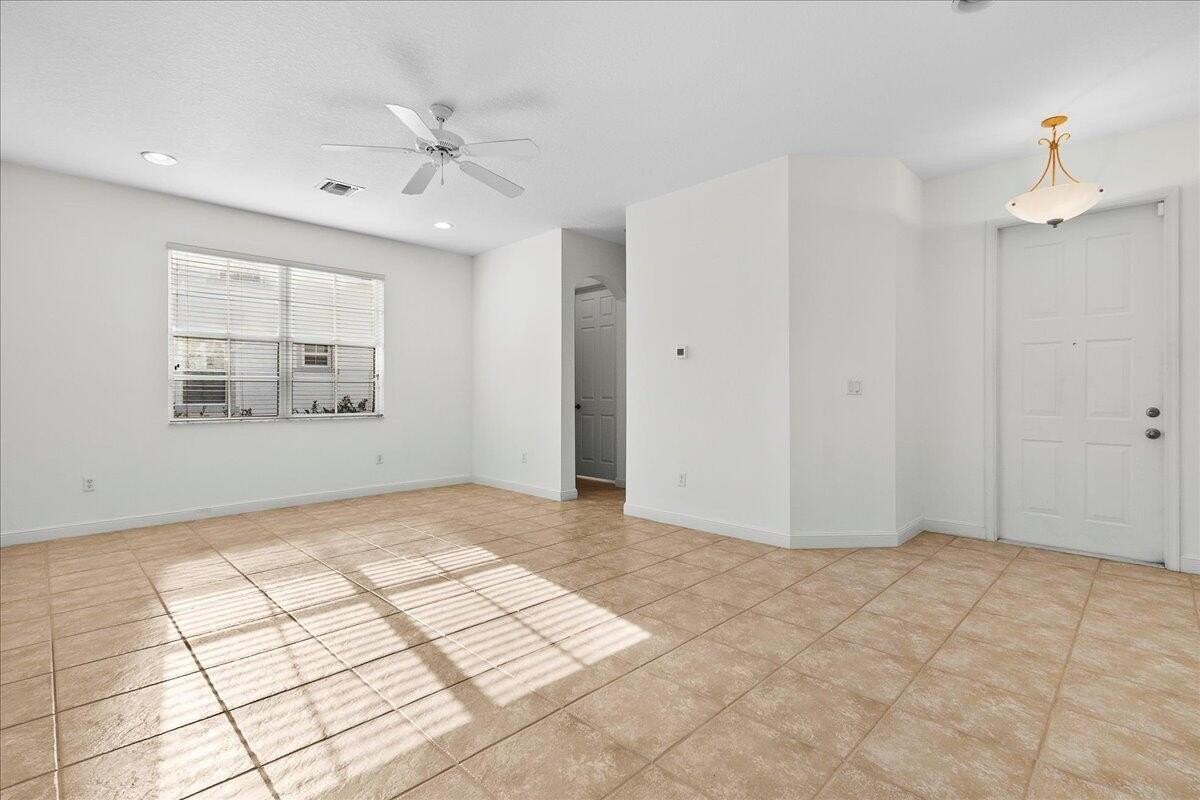 556 Tomahawk Ct - Photo 3 of 50