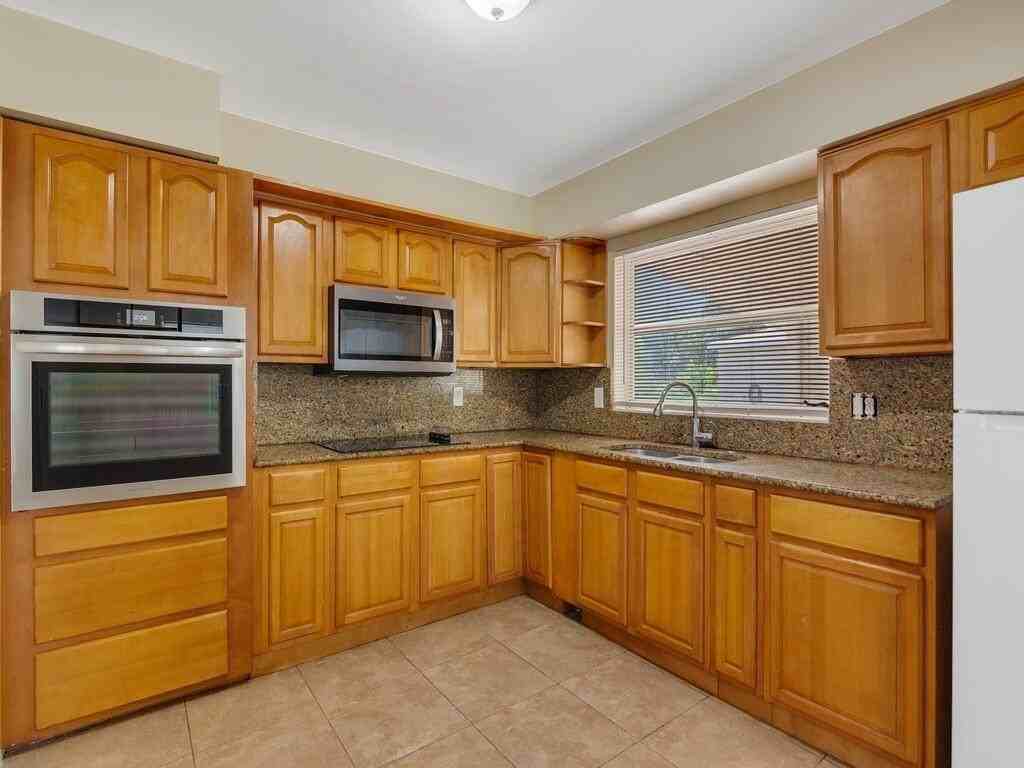 7707 James Rd - Photo 3 of 12