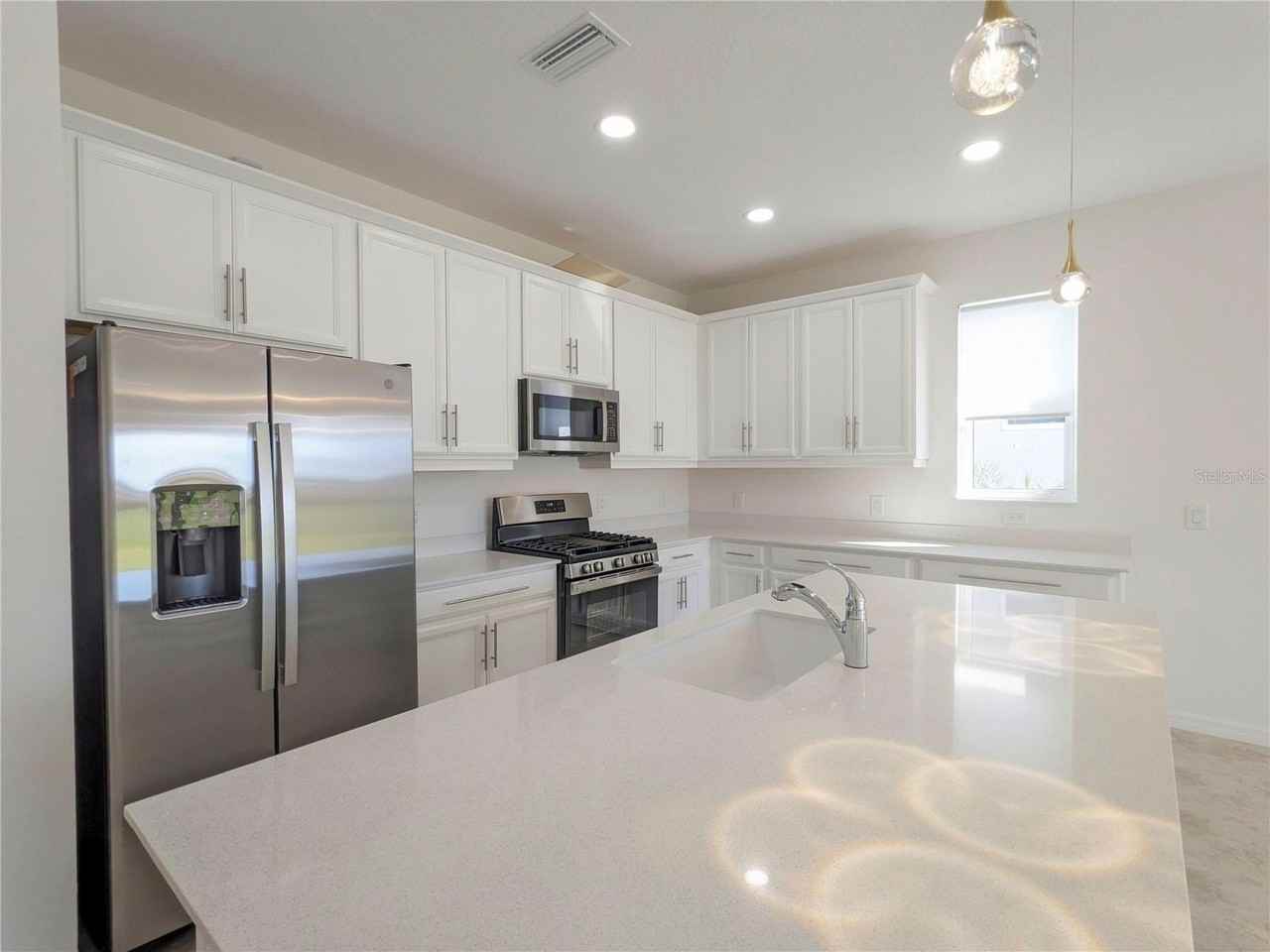 8125 Sternway Rd - Photo 7 of 49