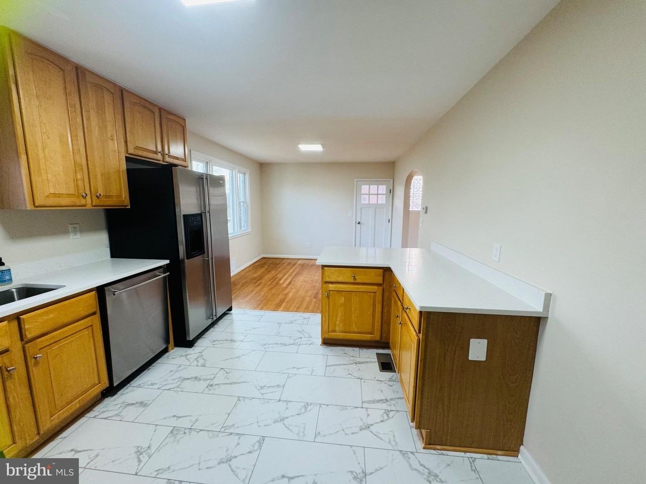 8111 Analee Ave - Photo 2 of 23