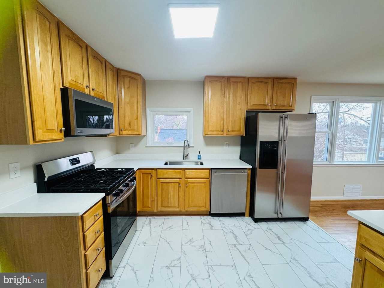 8111 Analee Ave - Photo 3 of 23