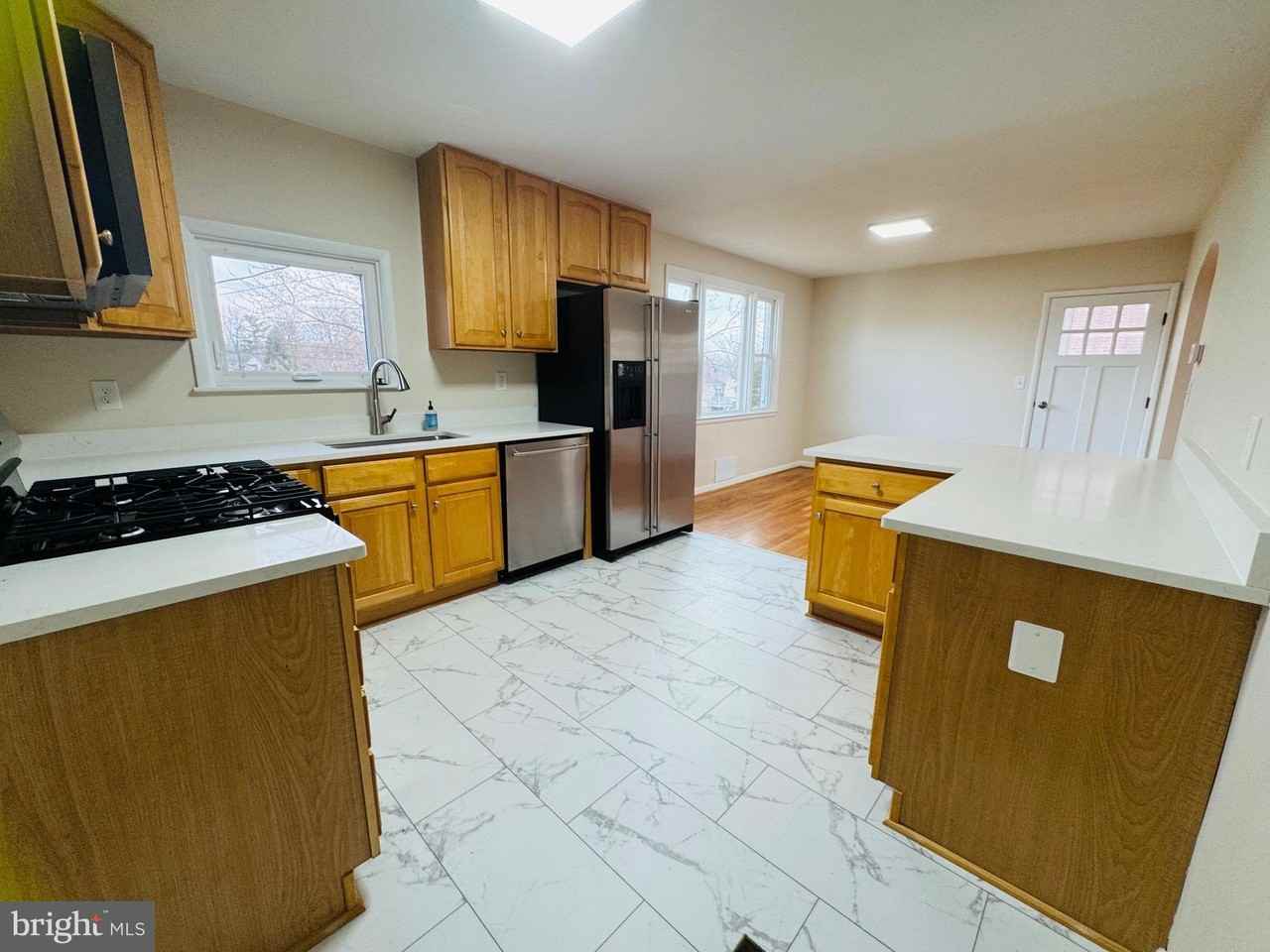 8111 Analee Ave - Photo 5 of 23