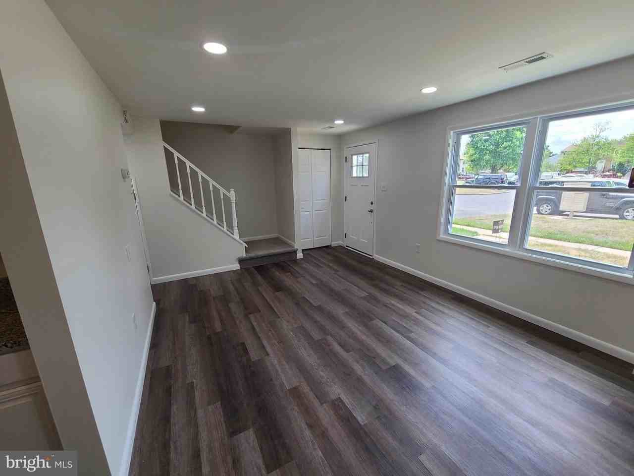 7186 Glenmeadow Ct - Photo 5 of 15