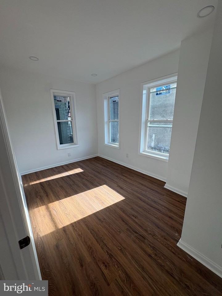 547 N 8th St - Photo 3 of 5