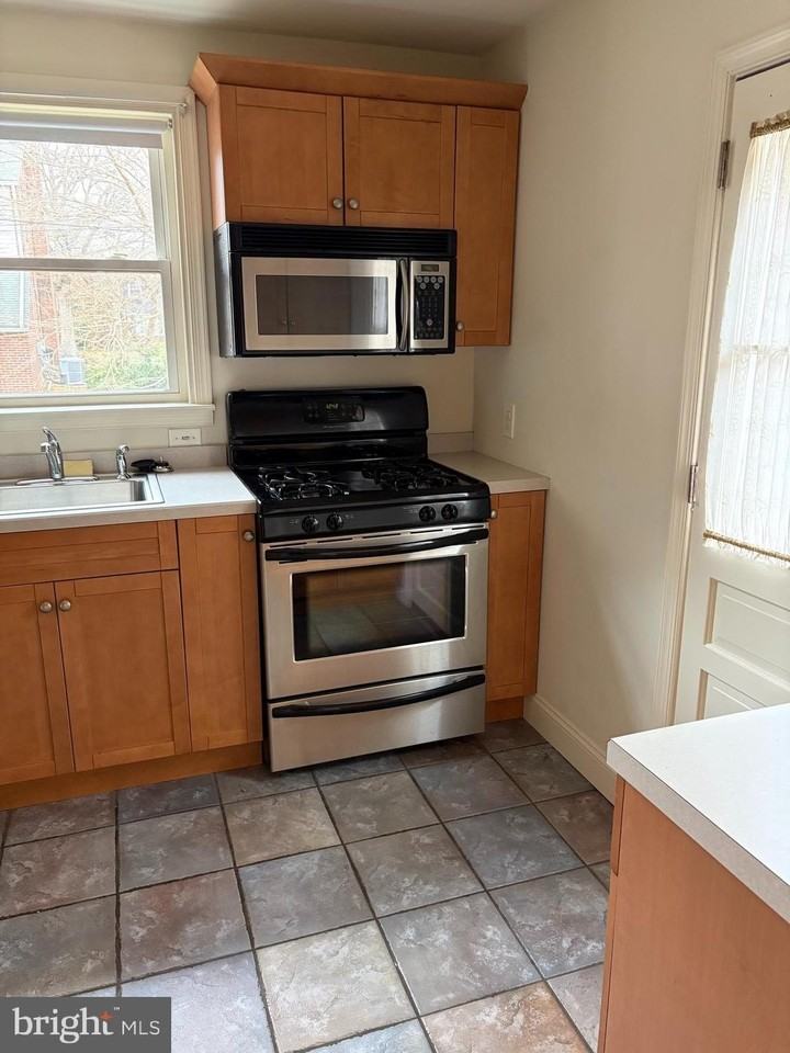 121 Rock Glen Rd - Photo 5 of 13