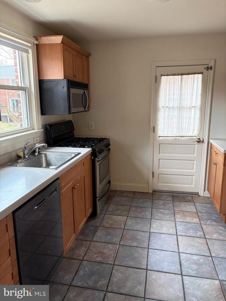 121 Rock Glen Rd - Photo 7 of 13