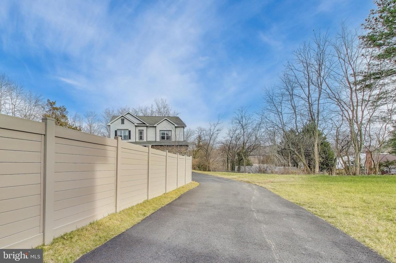 3897 Hillview Ct - Photo 4 of 50