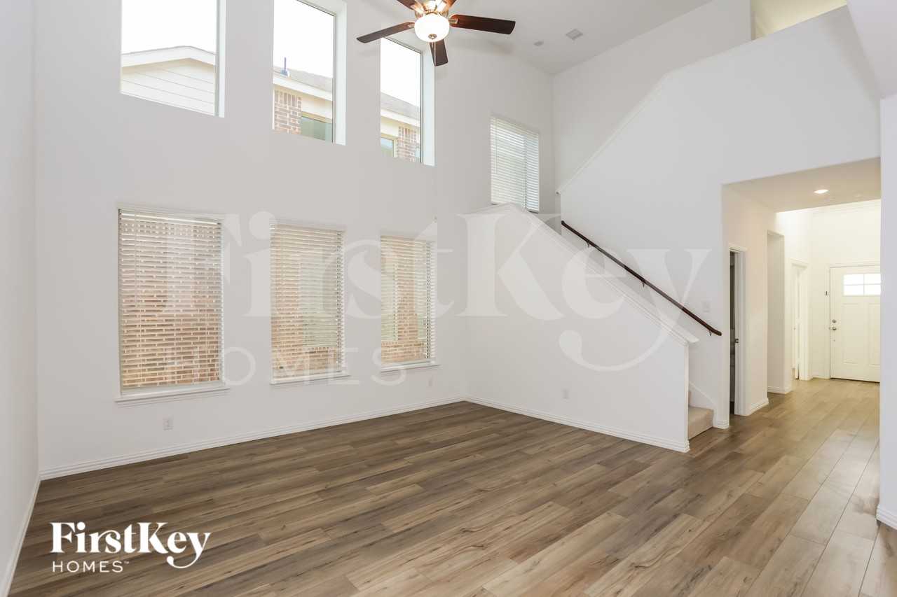 10105 Elkhorn Dr - Photo 2 of 16