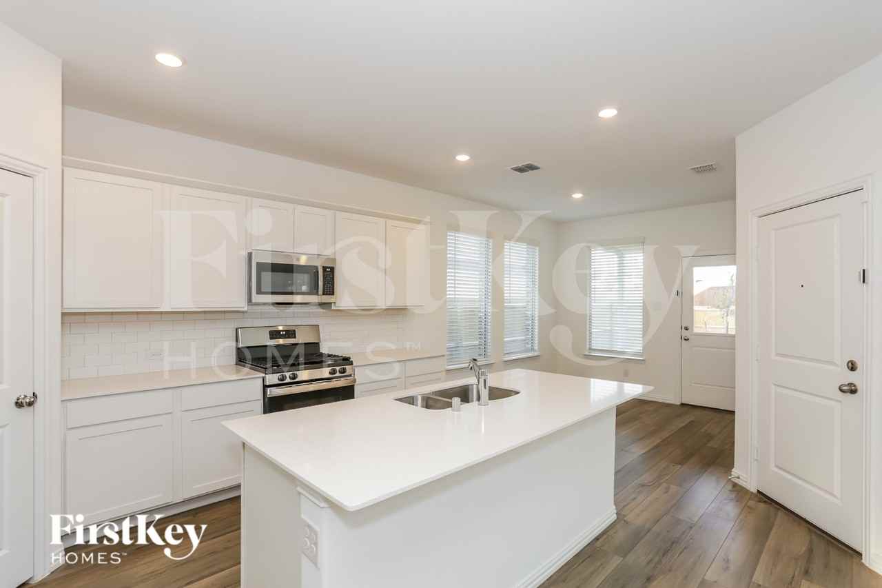 10105 Elkhorn Dr - Photo 4 of 16