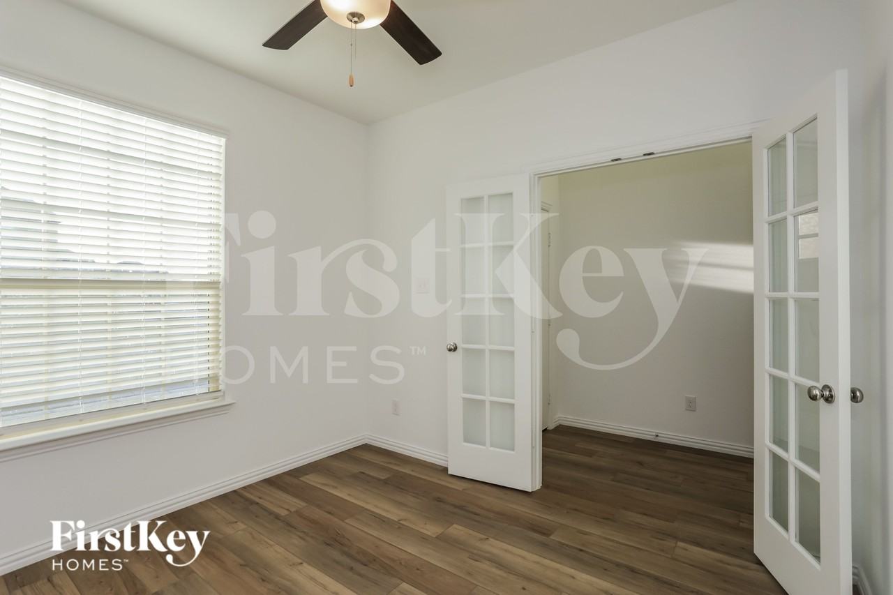 10105 Elkhorn Dr - Photo 6 of 16