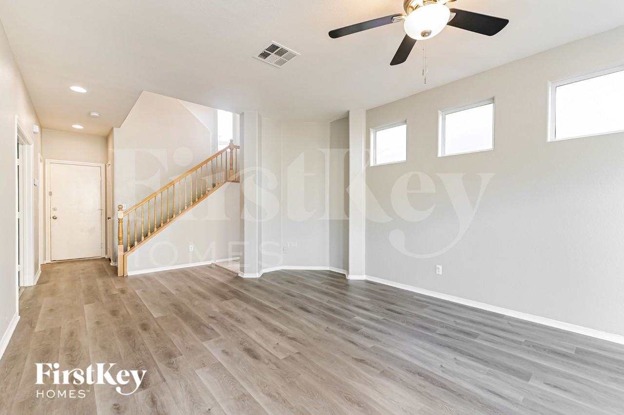 4946 Copperlyn St - Photo 3 of 19