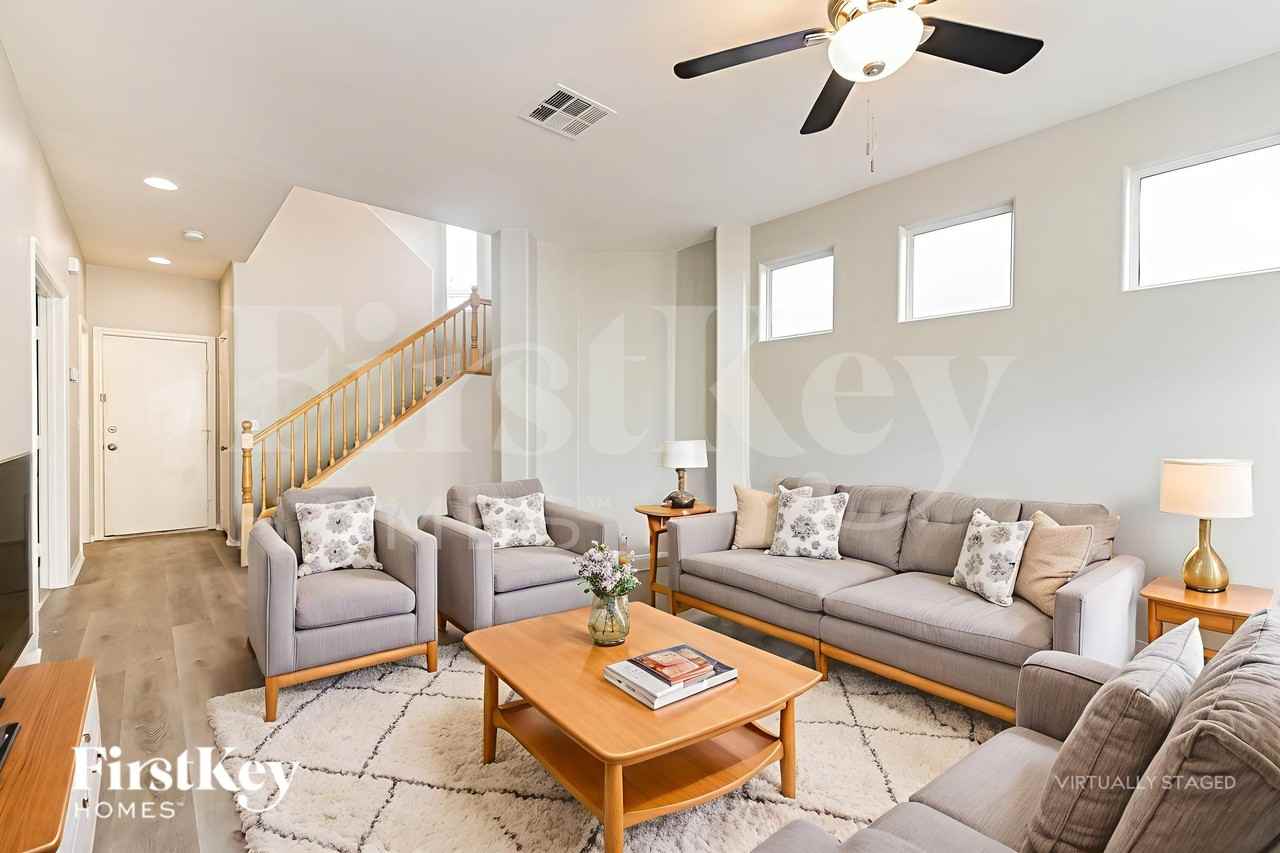 4946 Copperlyn St - Photo 4 of 19