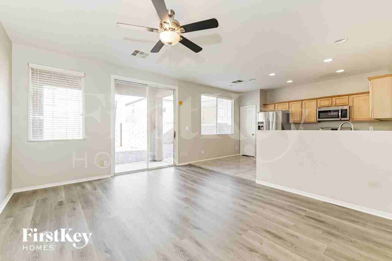 4946 Copperlyn St - Photo 5 of 19