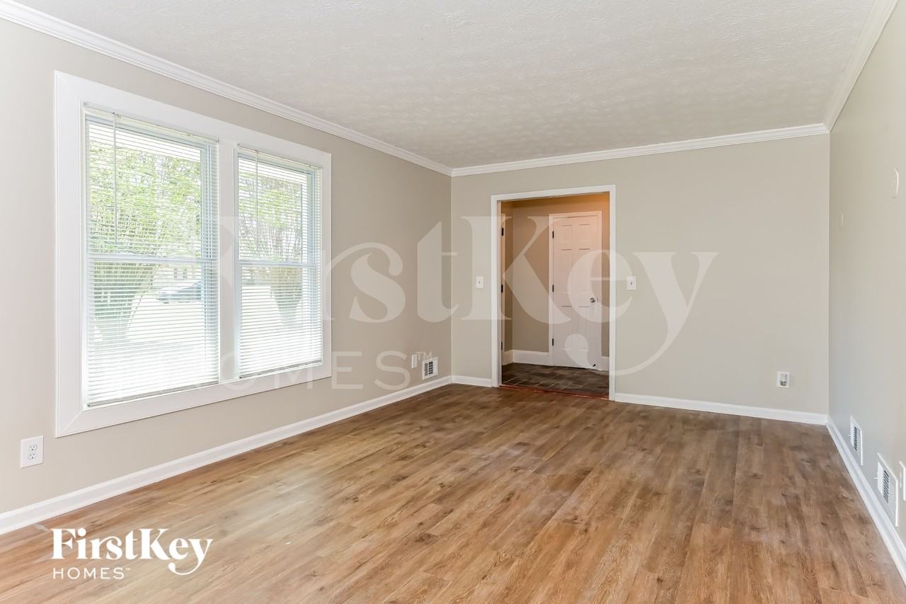 2264 Country Club Dr Se - Photo 2 of 15