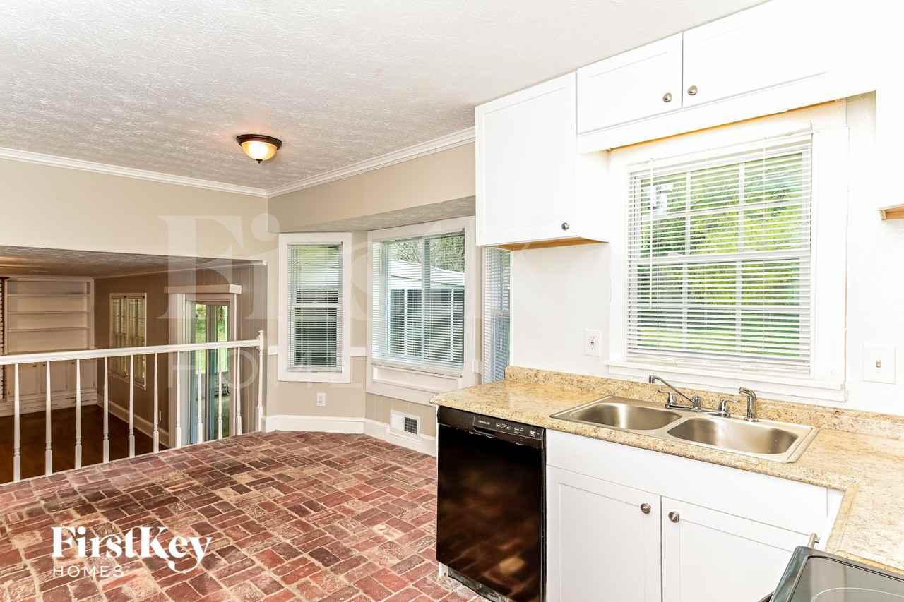 2264 Country Club Dr Se - Photo 4 of 15