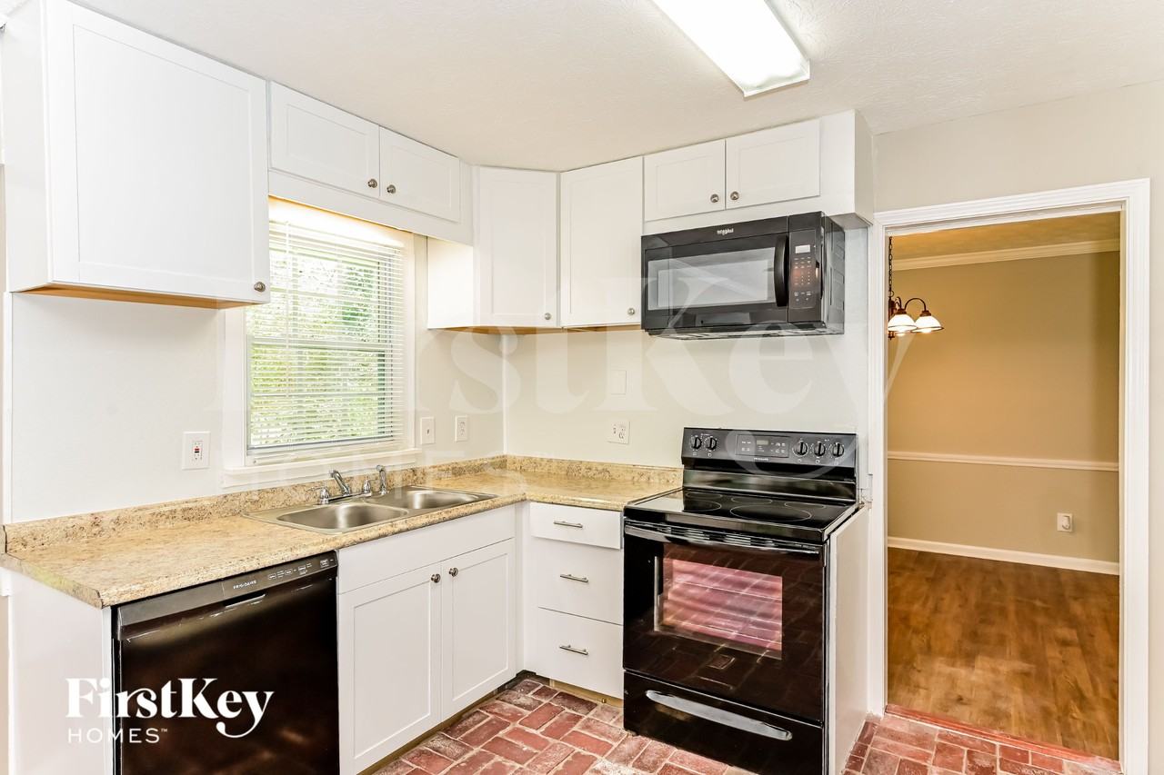 2264 Country Club Dr Se - Photo 5 of 15