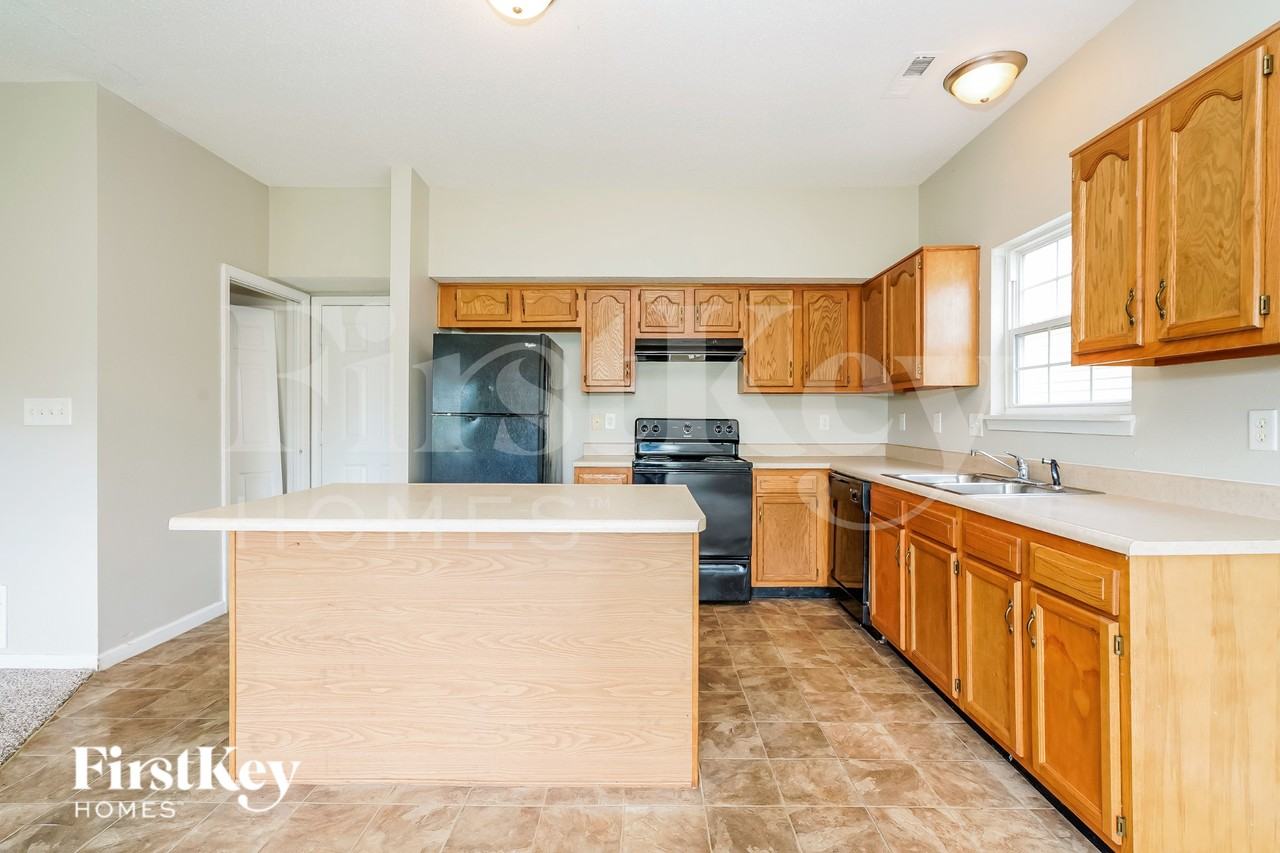 8048 Maple Stream Blvd - Photo 5 of 15