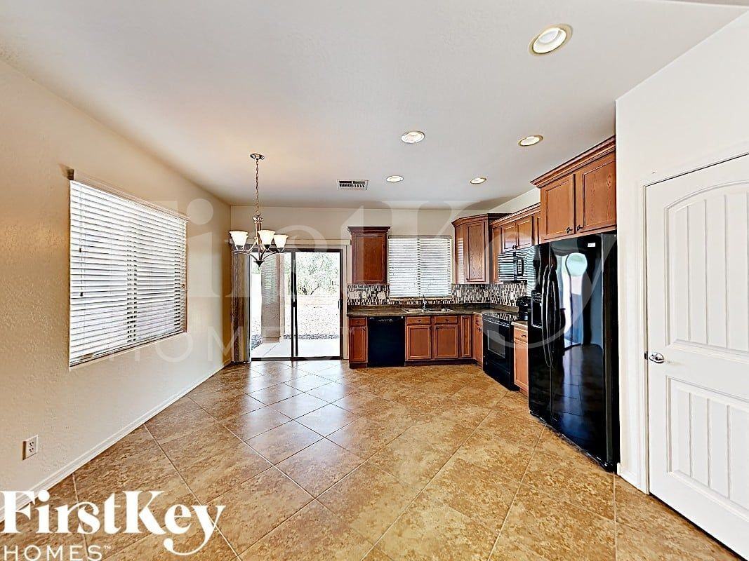 802 W Love Rd - Photo 3 of 16