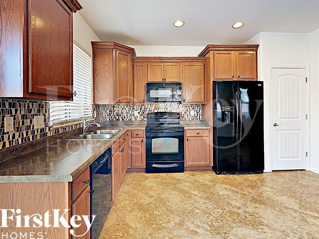 802 W Love Rd - Photo 4 of 16