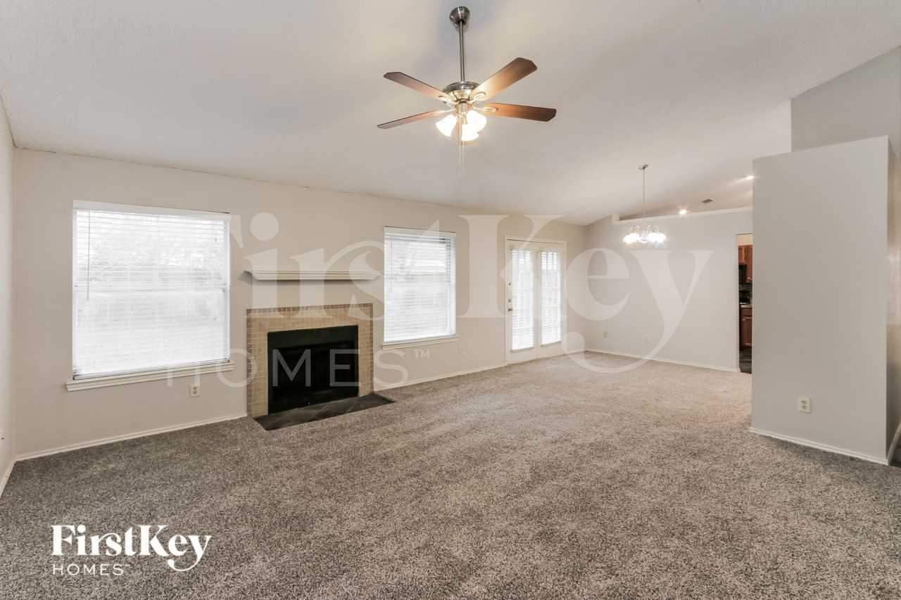 7818 Bordeaux Ln - Photo 3 of 15