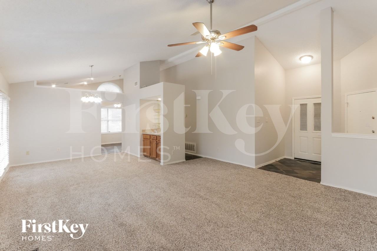 7818 Bordeaux Ln - Photo 4 of 15