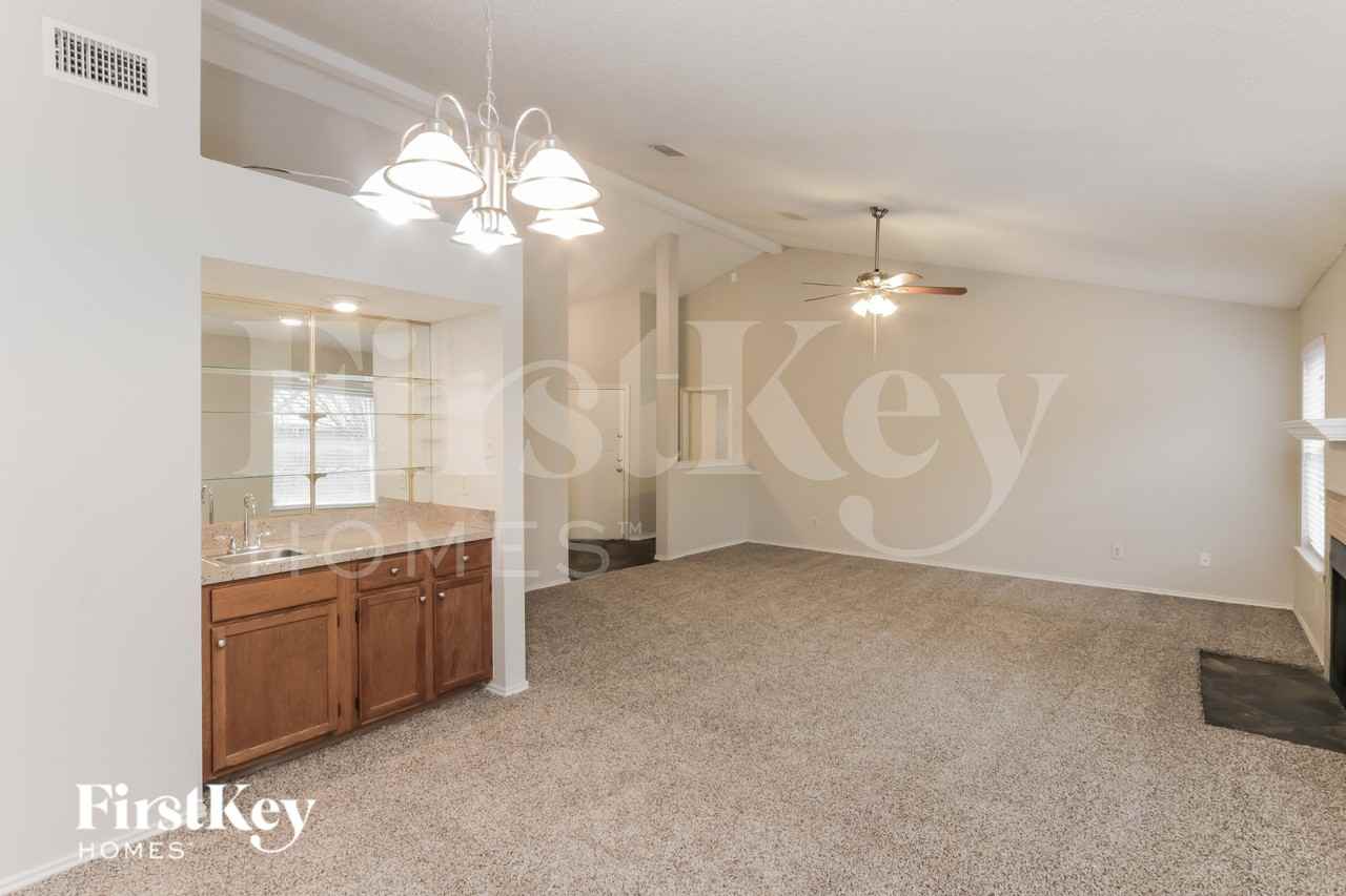 7818 Bordeaux Ln - Photo 5 of 15