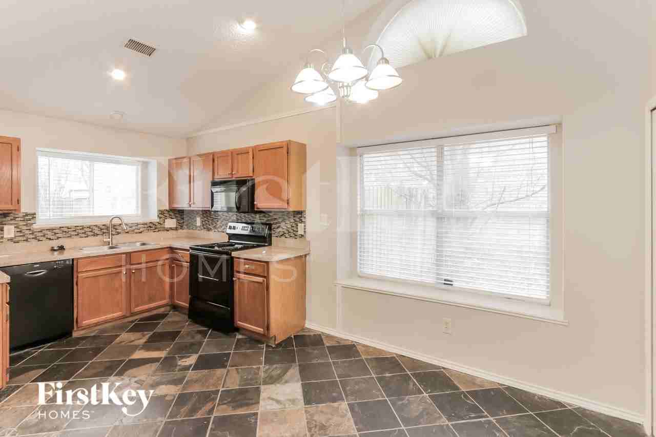 7818 Bordeaux Ln - Photo 6 of 15