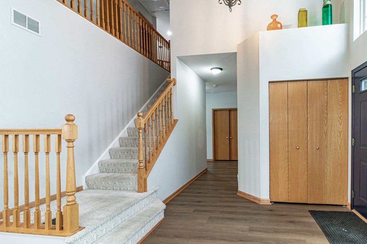 276 Pembrook Ln - Photo 3 of 33