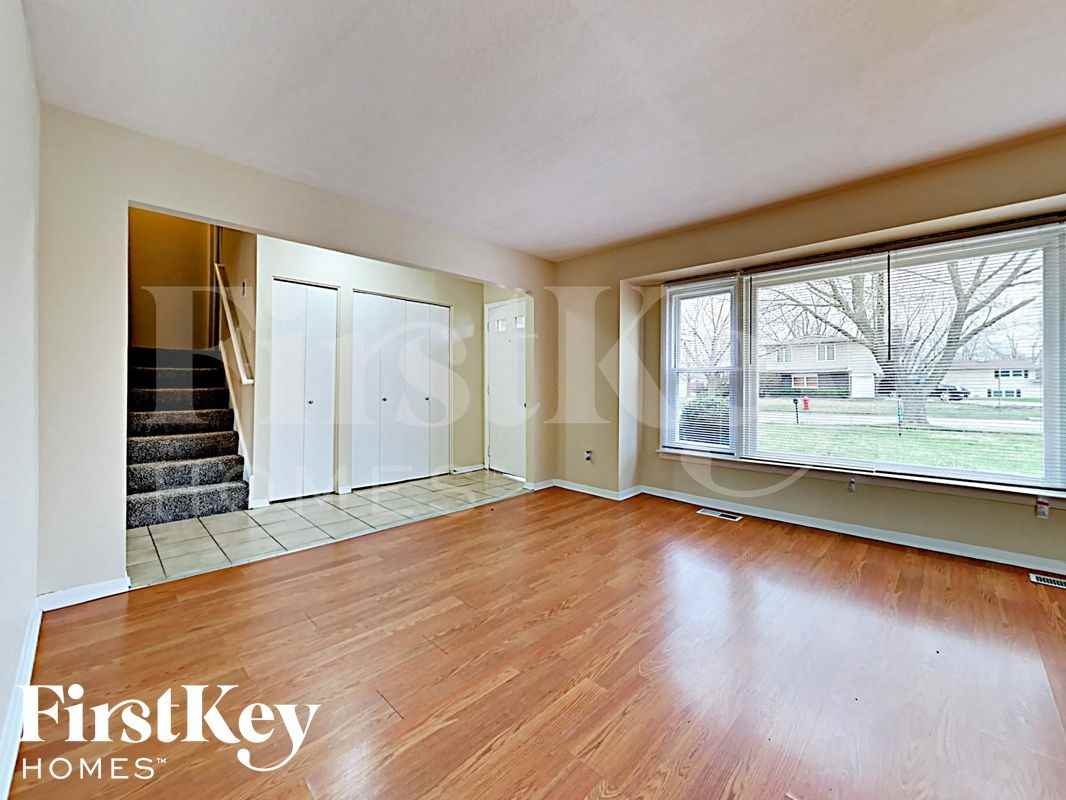 22627 Mission Dr - Photo 3 of 17