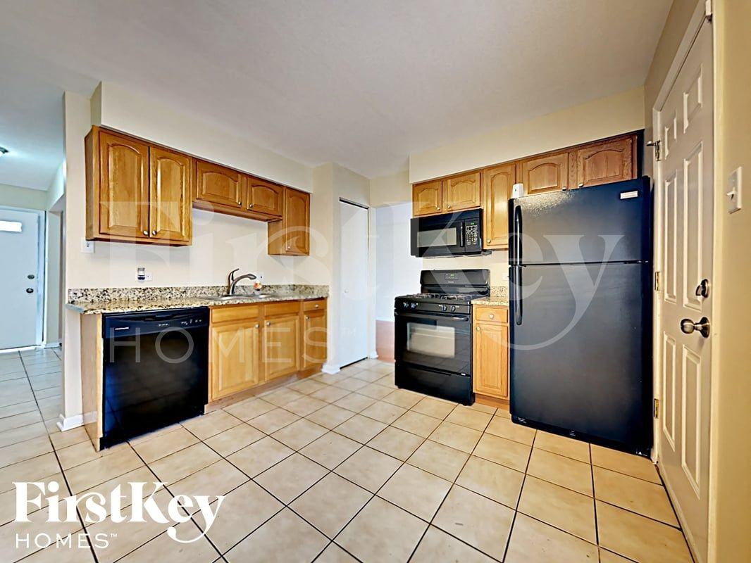 22627 Mission Dr - Photo 6 of 17